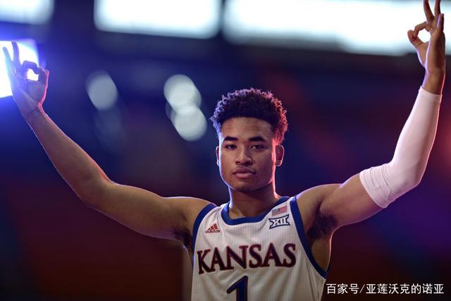 巴神时隔1701天重返意甲 球迷想要球衣巴神脱球裤